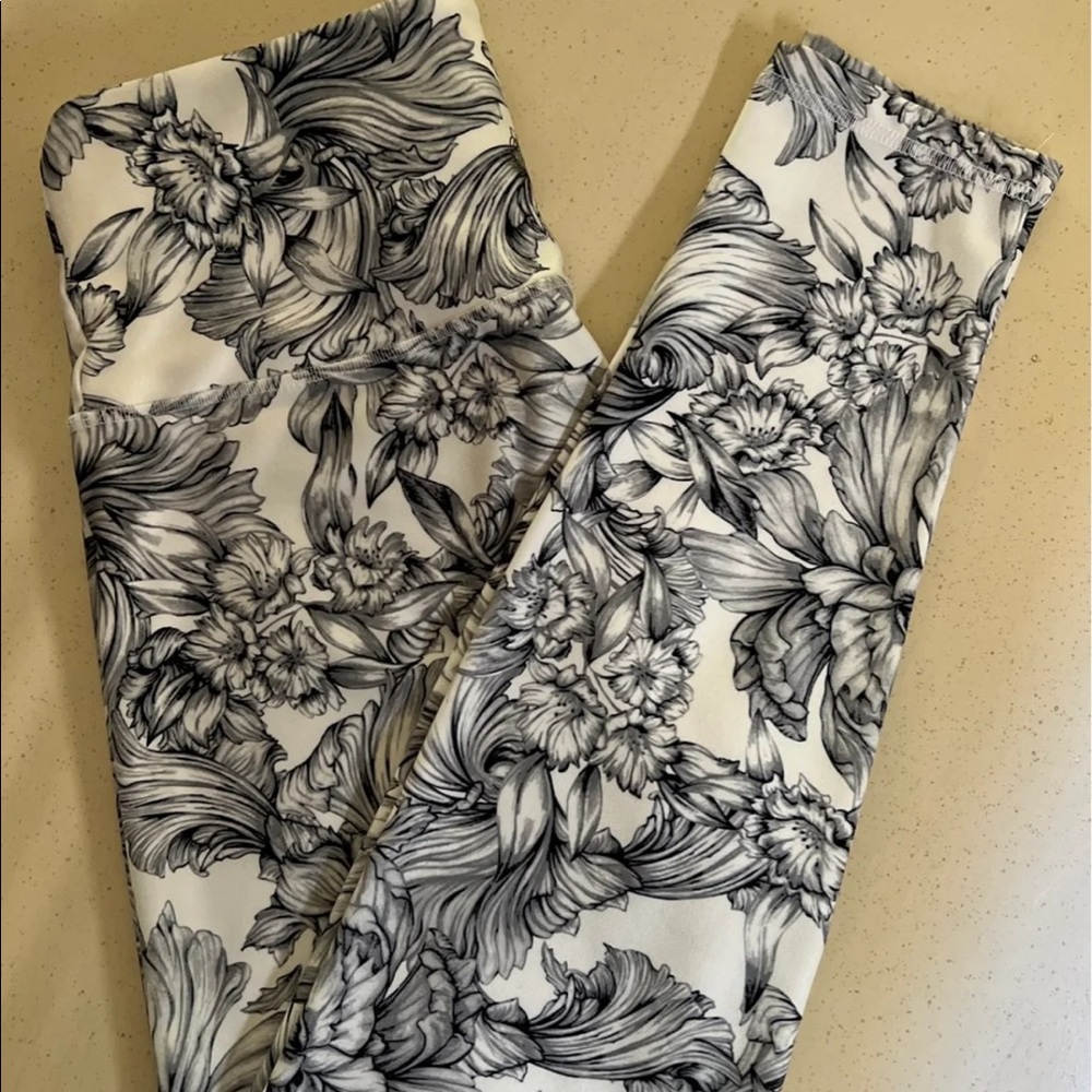 Like new 🖤🤍 Balance Collection black & white leggings Size L - Picture 3 of 12